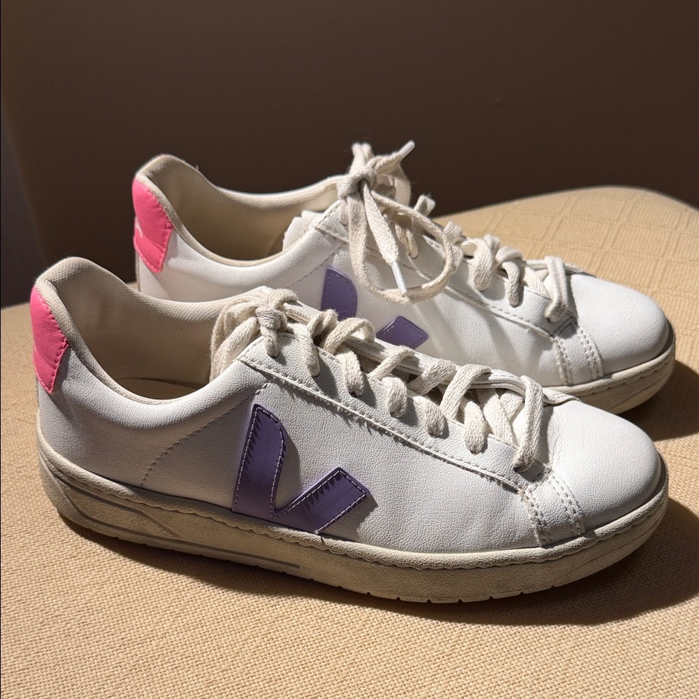 Veja Women's Cream and Purple Sneakers